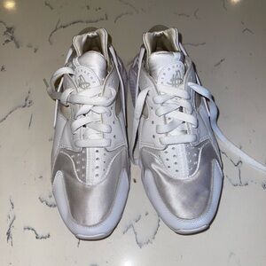 Nike Women's Sneakers in Silver and White like new only wore it twice